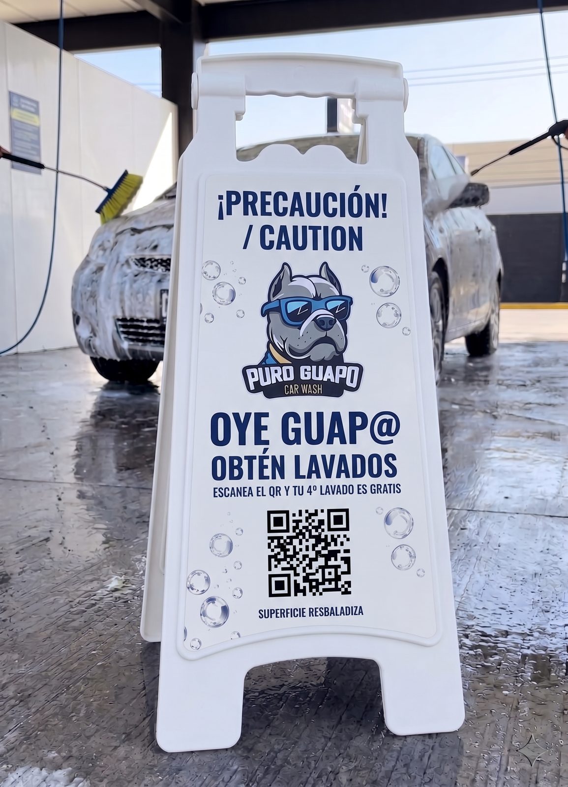 Letrero de precaución de piso mojado de PenwinCards con código QR