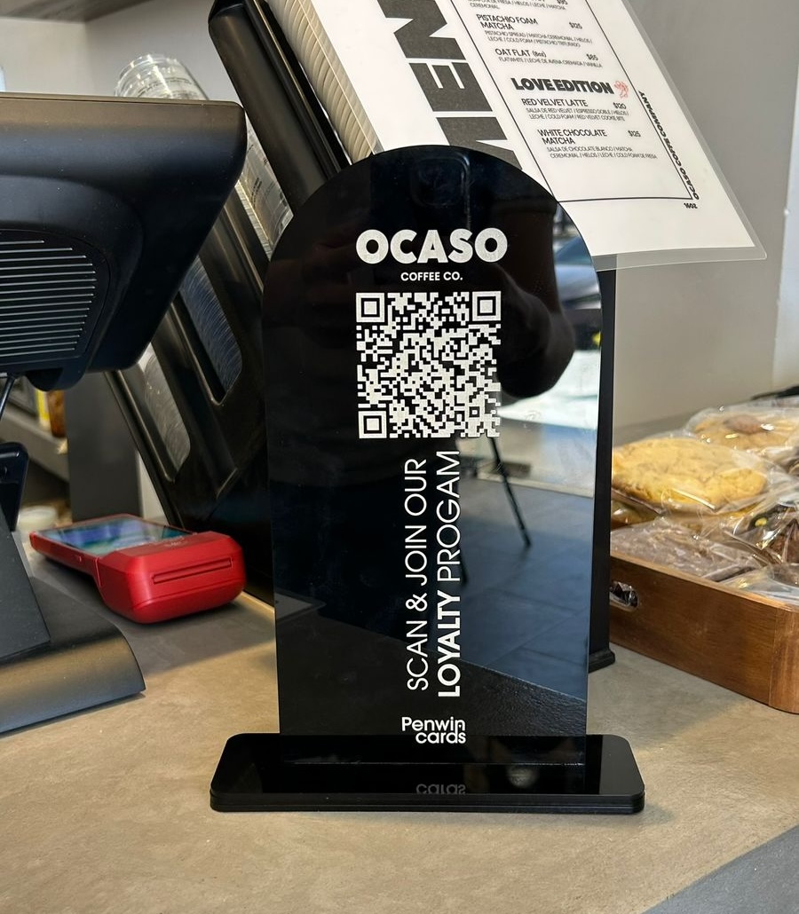 Tótem QR de PenwinCards en mostrador